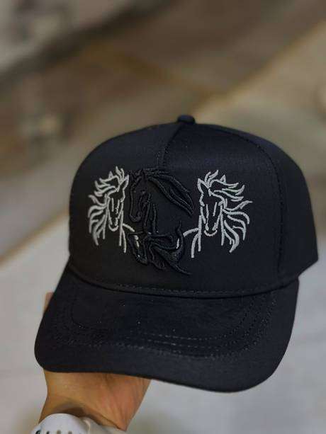 Gorra negra bordado caballo con lazo