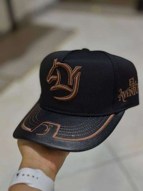 Gorra beige y negra bordado caballo