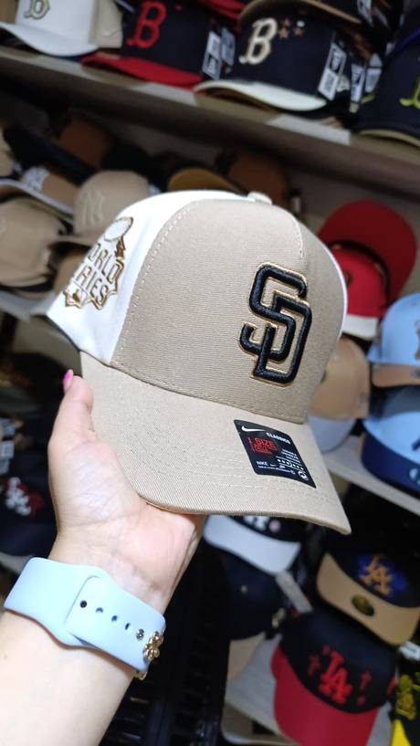Gorra beige y blanca bordado SD San Diego World Series