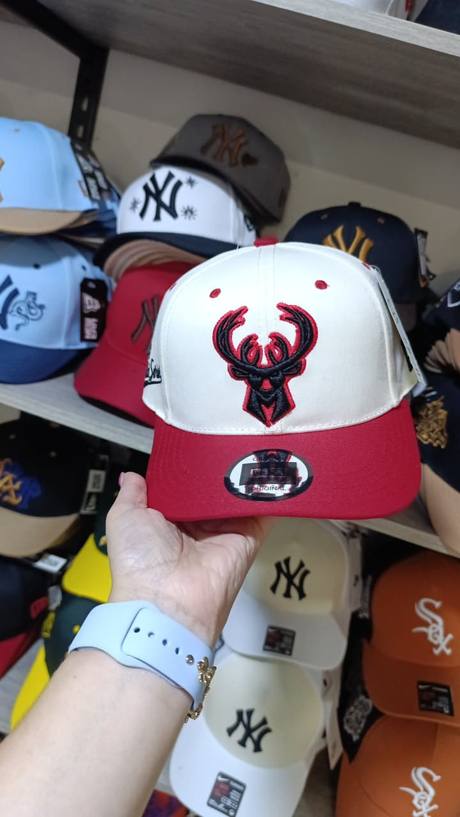 Gorra crema y roja bordado venado Milwaukee Bucks