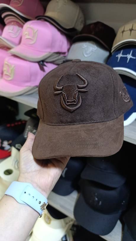 Gorra café gamuza bordado cabeza de toro