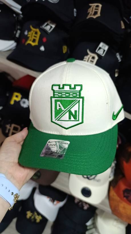 Gorra crema y verde bordado Atlético Nacional