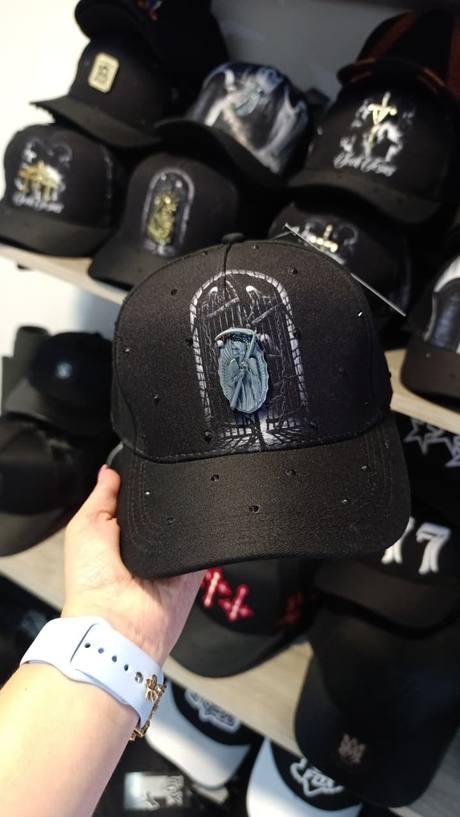 Gorra negra bordado puerta con parca