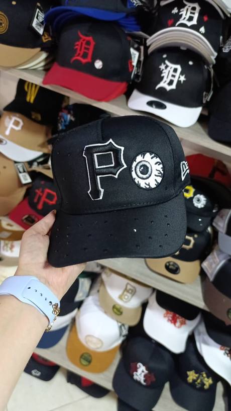 Gorra negra bordado P Pittsburgh con ojo