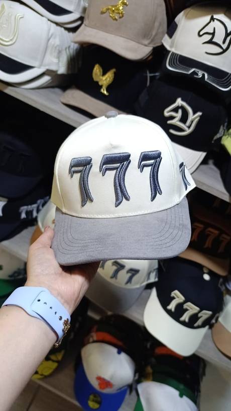 Gorra crema y gris bordado 777
