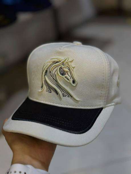 Gorra negra bordado D&Y café El Aventurero