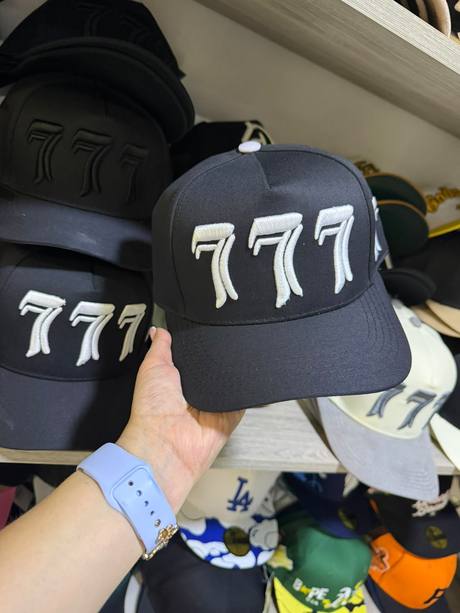 Gorra negra bordado 777
