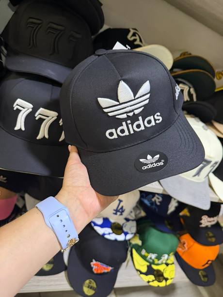 Gorra negra bordado adidas trébol