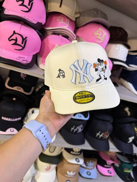 Gorra crema bordado NY con Taz