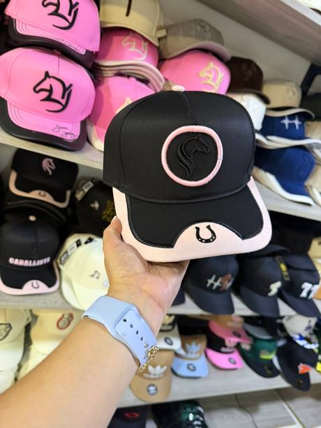 Gorra negra y rosada bordado caballo círculo