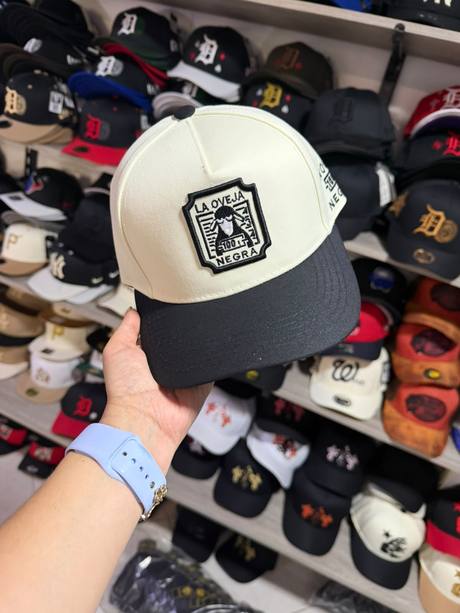 Gorra crema y negra parche La Oveja Negra