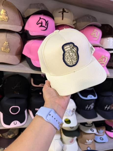 Gorra crema parche granada cerebro