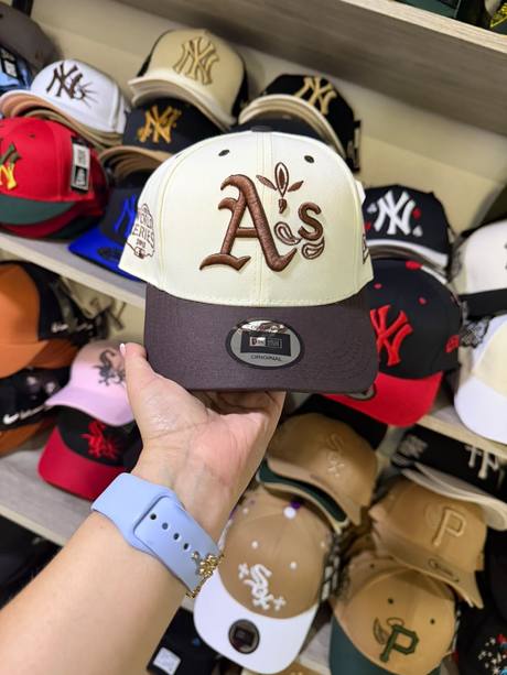 Gorra crema y café bordado A's Athletics
