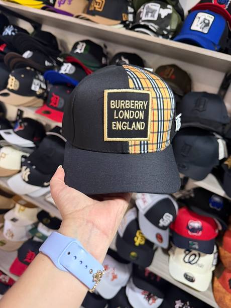 Gorra negra parche Burberry London England