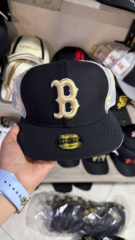 Gorra negra y mesh bordado B dorado