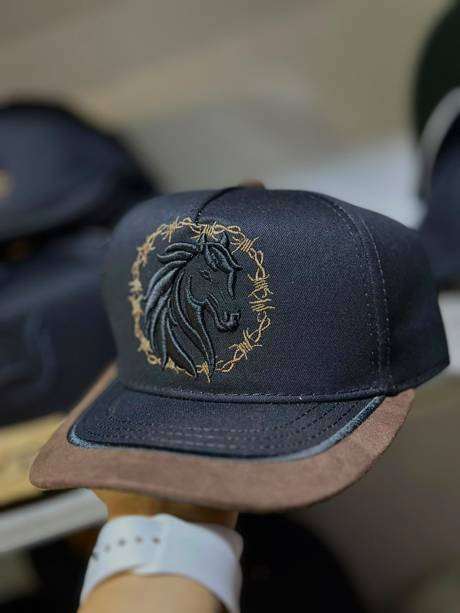 Gorra negra bordado caballo completo