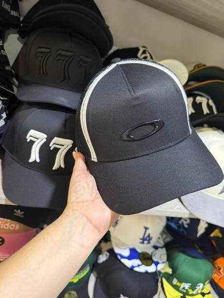 Gorra negra mesh bordado Oakley blanco