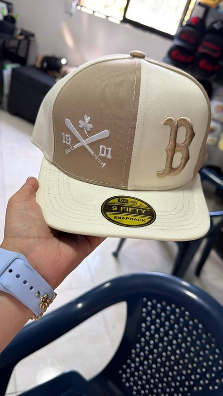 Gorra beige bordado B Boston 1901