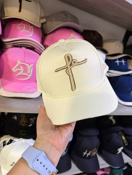 Gorra crema bordado cruz fe