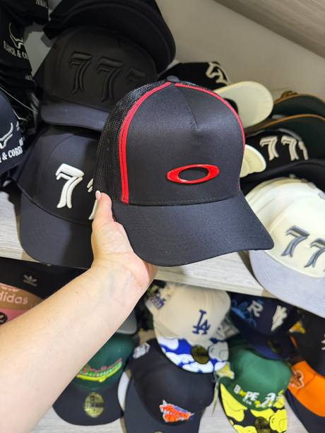 Gorra negra mesh bordado Oakley rojo