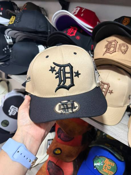 Gorra beige y negra bordado D Detroit estrellas