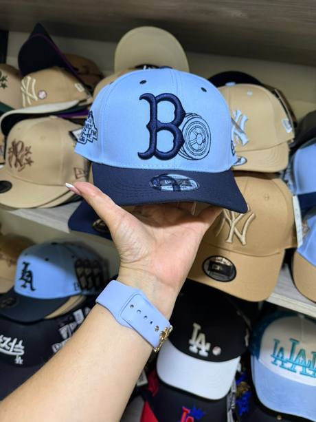Gorra azul cielo bordado B Boston rueda