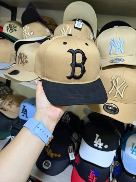 Gorra beige y negra bordado B Boston
