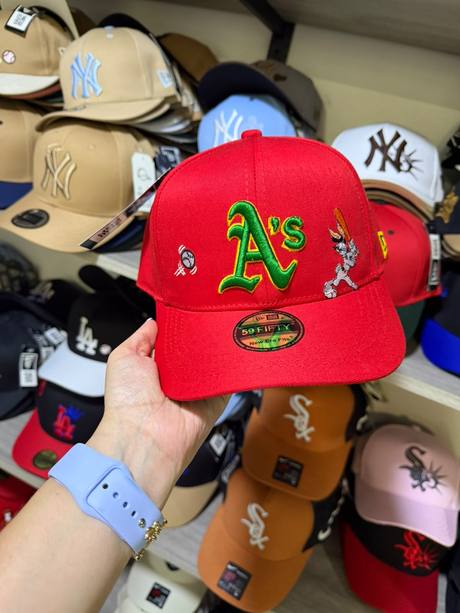 Gorra roja bordado A's con Bugs Bunny
