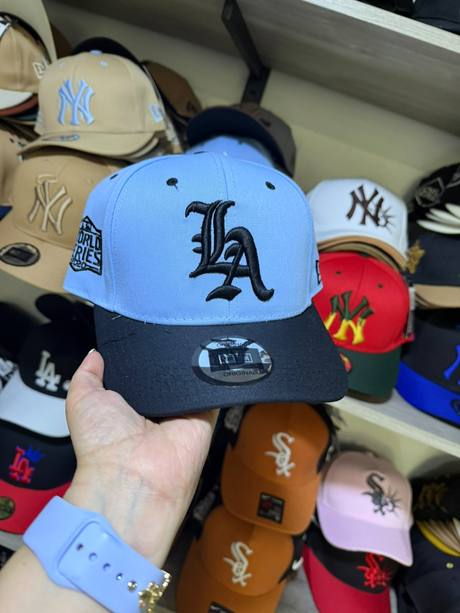 Gorra azul cielo y negra bordado LA gótica