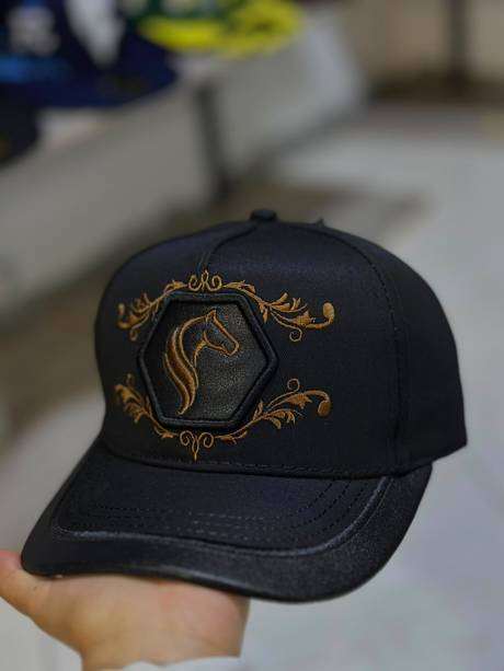 Gorra negra bordado caballo hexágono dorado