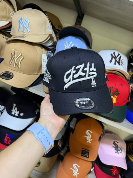 Gorra negra bordado LA letras coreanas