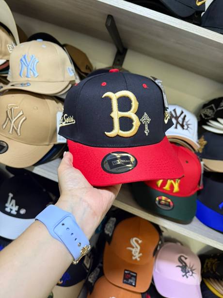 Gorra azul marino y roja bordado B Boston cruz