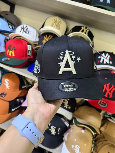 Gorra negra bordado A Angels halo estrellas