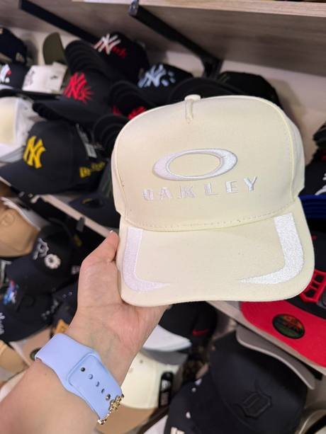 Gorra crema bordado Oakley blanco