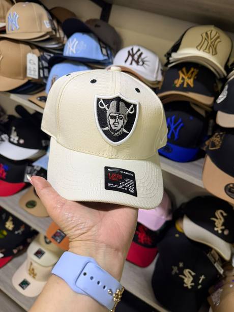 Gorra crema parche Raiders