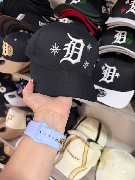 Gorra negra bordado D Detroit estrellas y sol