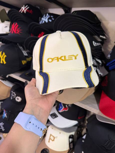 Gorra crema bordado Oakley rayas azul y dorado