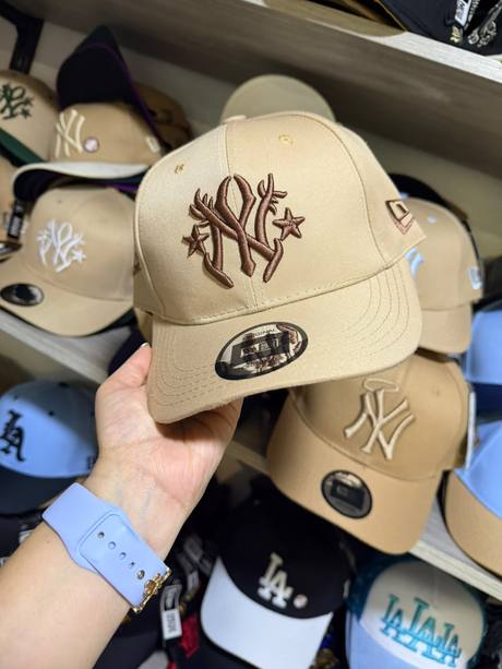 Gorra beige bordado NY astas y estrellas