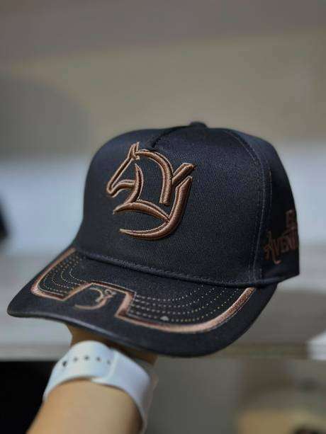 Gorra negra bordado D&Y café El Aventurero