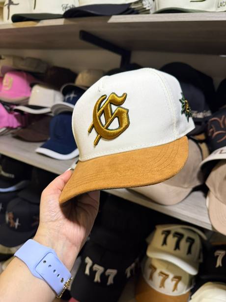 Gorra crema y café bordado letra G