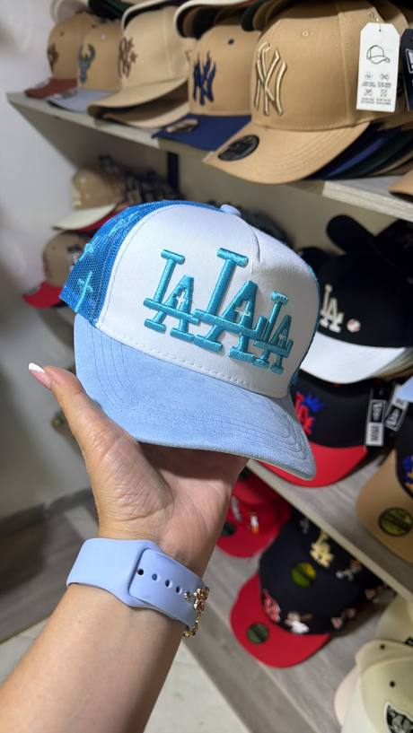 Gorra azul y blanca mesh bordado LA LA LA