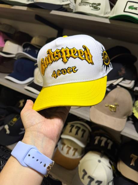 Gorra blanca y amarilla bordado Godspeed 4ever