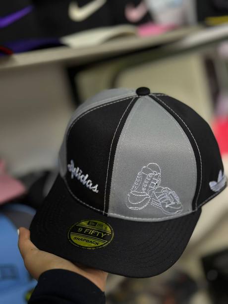Gorra negra y gris bordado adidas tenis