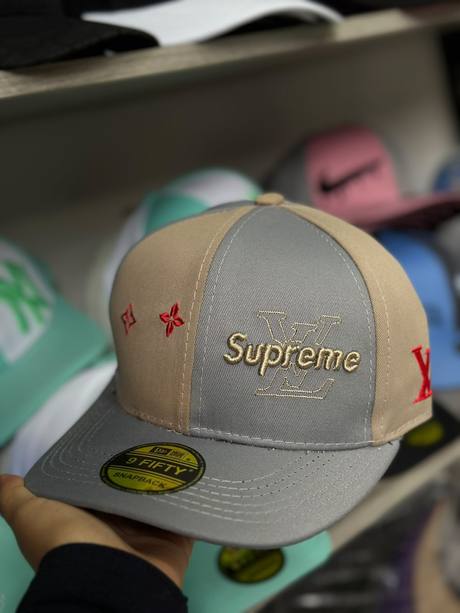 Gorra gris y beige bordado Supreme LV
