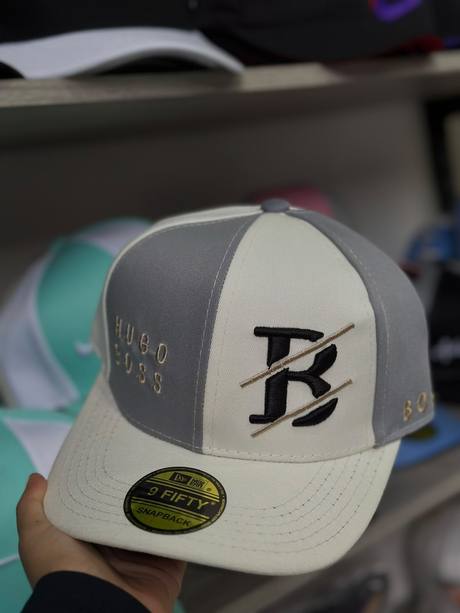 Gorra crema y gris bordado R Hugo Boss
