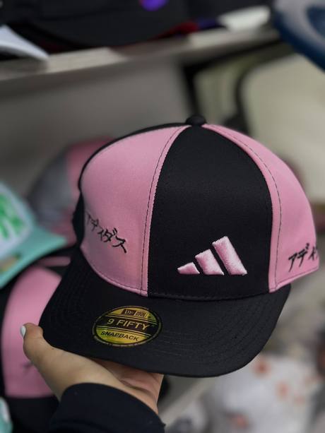 Gorra rosada y negra bordado adidas japones