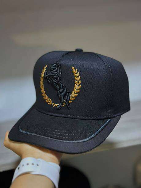 Gorra negra bordado caballo corona laurel dorada