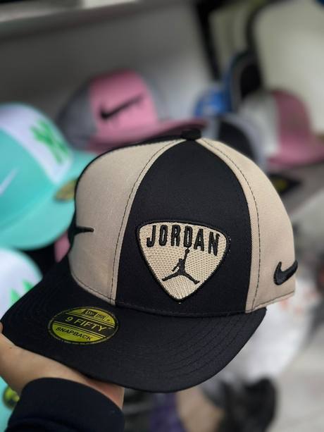 Gorra beige y negra parche Jordan