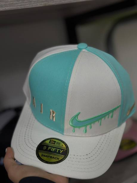 Gorra blanca y verde agua bordado Nike Air