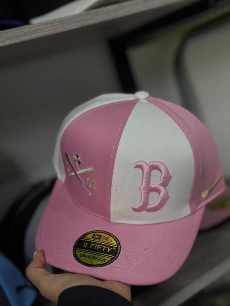 Gorra rosada y blanca bordado B Boston 1901